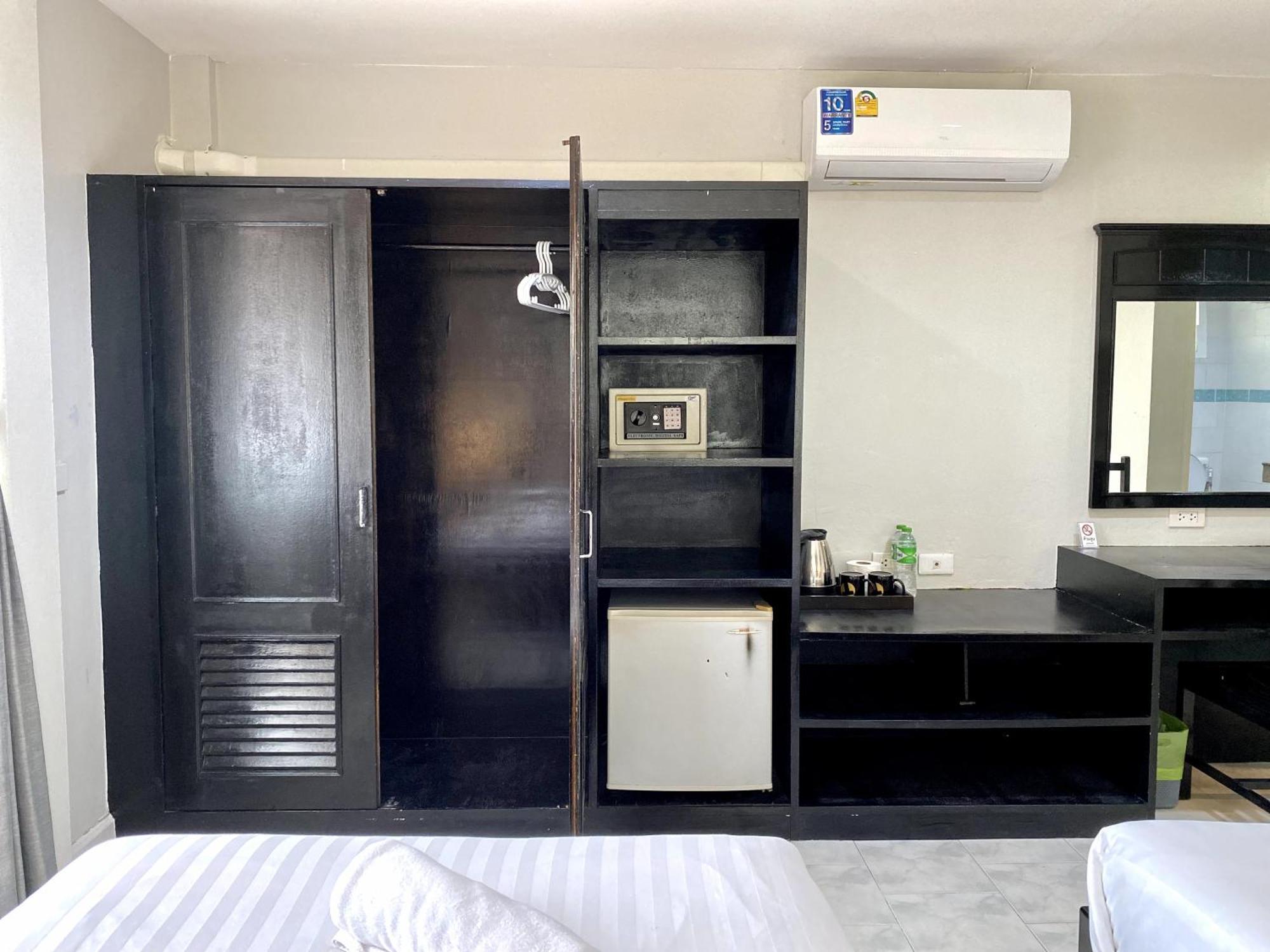 Beachwalk Minotel Patong Exterior foto